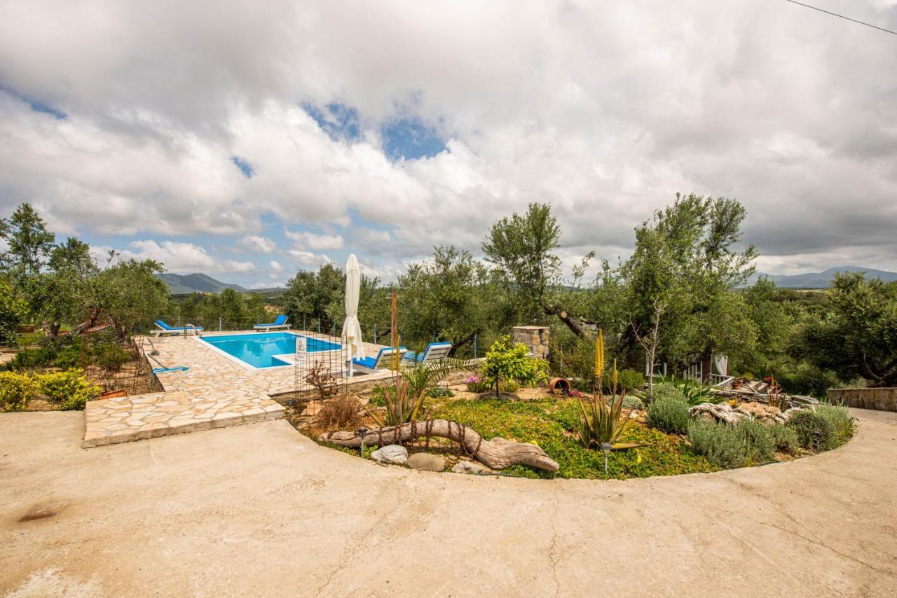 Hakuna Matata Holidays Wooden Lodge With Airco & Pool In Greek Olive Grove Methone Buitenkant foto